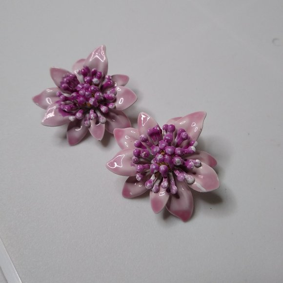 Vintage Pink Enamel Metal Flower Clip On Earrings - Picture 1 of 13